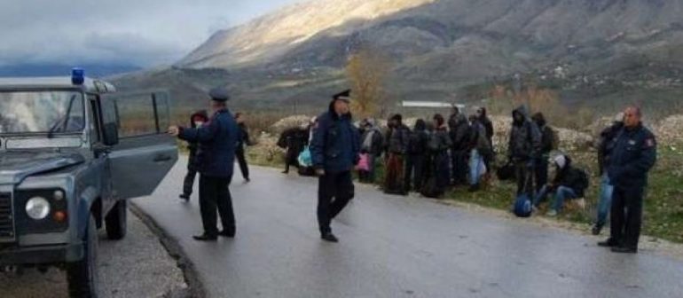 TRANSPORTOI 30 EMIGRANTË TË PALIGJSHËM DHE TENTOI TI LARGOHEJ POLICISË/ Përfundon në pranga korçari 25-vjeçar (EMRI)