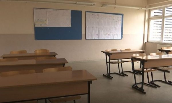 ELBASANI NËN “ETHET” E COVID-19/ Konfirmohen pozitivë 9 mësues dhe 7 nxënës