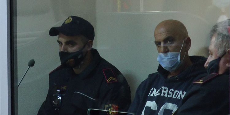 I QETË DHE ME MASKË…/ Kliti Leka mbetet në burg për vrasjen e Himarës