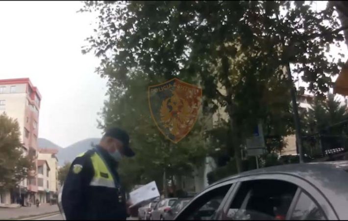 TENTOI TË KORRUPTONTE POLICIN PASI KALOI…/ Ja si e pësoi 31-vjeçari në Tiranë (VIDEO)