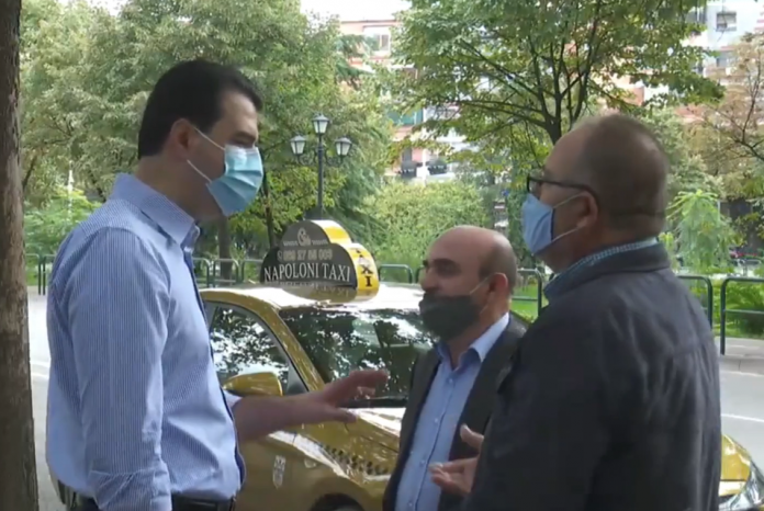 PUBLIKON SUPER GAFËN E LULIT/ Spiropali: Basha: Sa të shkojnë taksat vjetore? Taksisti: Taksat na janë zeruar (VIDEO)
