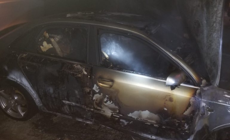 NDODH NË ELBASAN/ Shkrumbohet automjeti i parkuar në lagjen “Haxhia”, ja çfarë ka mbetur nga ‘Audi’