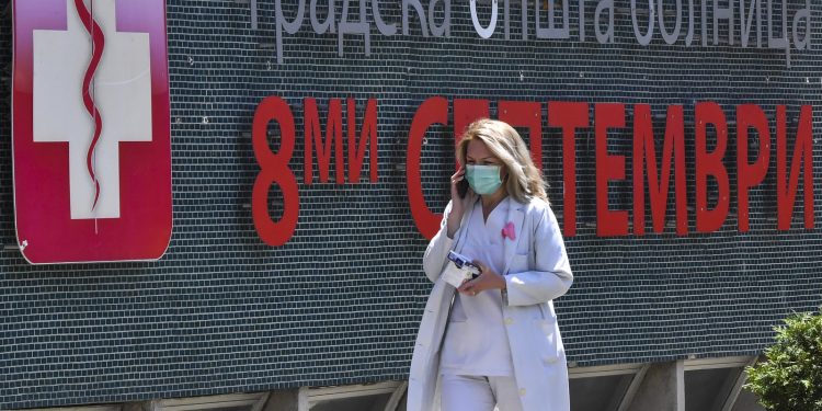 COVID-19/ E diel “e zezë” në Maqedoninë e Veriut: 22 të vdekur dhe 561 infektime të reja