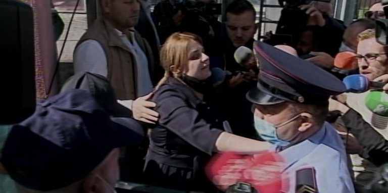 APELI LË NË FUQI MASËN ARREST SHTËPIE/ Gyqtarja Mimoza Margjeka përplaset me policët: Mos më prekni. Nuk bëhet shteti me monstra…