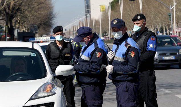 MASKAT ME DETYRIM/ Policia: 171 gjoba ditën e parë. Mes të ndëshkuarve edhe TRE DEPUTETË (EMRAT)