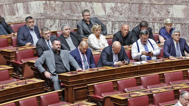 VRASJE DHE KRIME/ Gjykata në Greqi jep dënimet për anëtarët e ”Agimit të Artë”, në burg gjithë paria