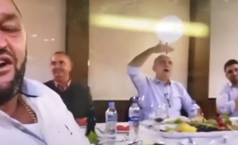 SKANDALI/ Ilir Meta shfaqet i dehur në Kamëz duke kërcyer me ish të dënuarin për vrasje (VIDEO)