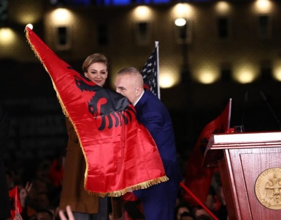 NUK PËRMBAHET PRESIDENTI/ “O ordinerë, unë jam Ilir Meta i lindur në Çepan, një mijë metra mbi nivelin e detit…”