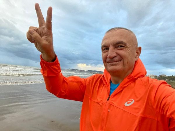 NIS FUNDJAVËN/ Ilir Meta pozon nga Durrësi me… dy gishta