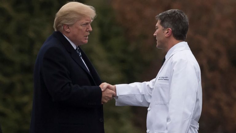 U INFEKTUA ME COVID-19/ Doktori informon: Trump dhe bashkëshortja janë mirë, do izolohen brenda Shtëpisë së Bardhë, nga Presidenti pres që…