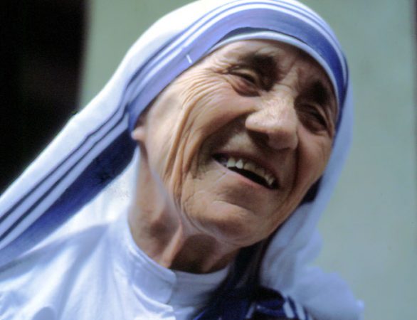 DOSSIER/ “Nënë Tereza, murgesha me origjinë shqiptare që di të bëjë mrekulli”! Çfarë shkruante gazeta britanike më 1958-ën…