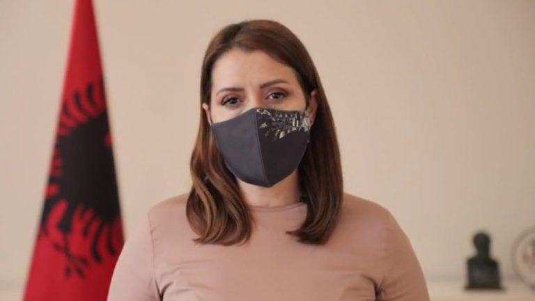 “MOS HARRONI MASKËN, KUR TË DILNI…”/ Një ditë para detyrimit, Manastirliu publikon VIDEON: Koha për solidaritet…