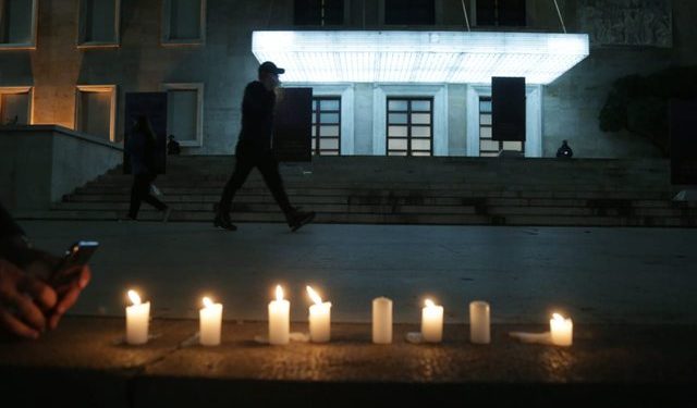 “DRITË…PËR NESËR”/ Bashkia e Tiranës homazh për viktimat e COVID-19 në Shqipëri