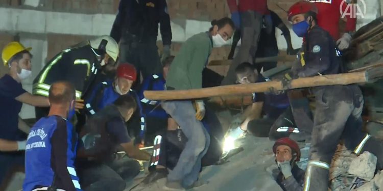 TËRMETI TRAGJIK/ Pamjet dramatike nga rrënojat në Izmir, konfirmohen 12 jetë të humbura dhe 419 të plagosur