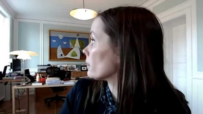 ISHTE LIVE NË NJË INTERVISTË/ Shihni reagimin e kryeministres kur Islanda u godit nga një tërmet (VIDEO)