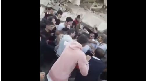DUARTROKITJE DHE BROHORITJE/ Momentet emocionuese kur një vajzë nxirret nga rrënojat në Izmir (VIDEO)