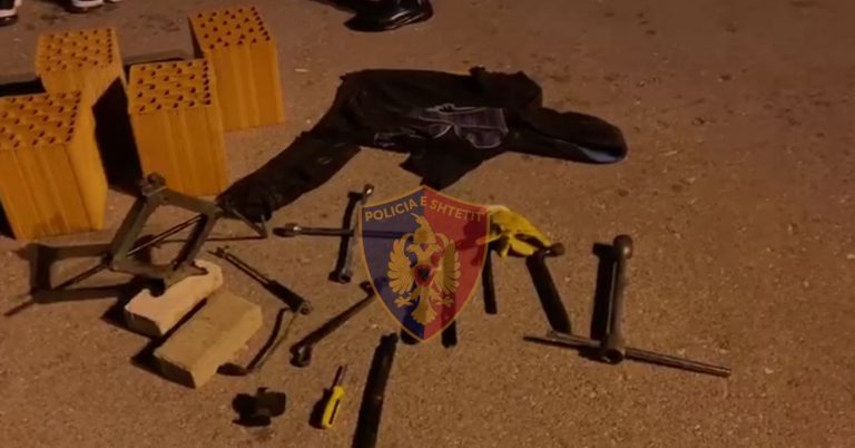 SHTATË TË ARRESTUAR NË DY OPERACIONE NË FIER/ Shkatërrohet grupi i grabitësve të gomave dhe dy trafikantë droge (VIDEO)