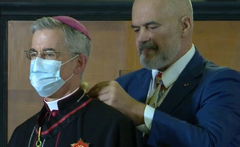 “MEDALJET JEPEN RRALLË SE NDRYSHE…”/ Rama i dorëzon “Yllin e Madh të Mirënjohjes Publike” Nuncit Apostolik Charles John Brown