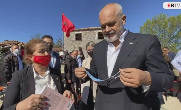 BATUTAT ME GRATË NË LEZHË/ I dhurojnë maska, Rama: Kokën time vetëm PS e nxë