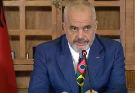 “PO NE QË PIMË CIGARE?” Rama debat me komentuesit për maskat: Bën mirë mos ta pish. Për ujë, nxirr paguren nga brezi