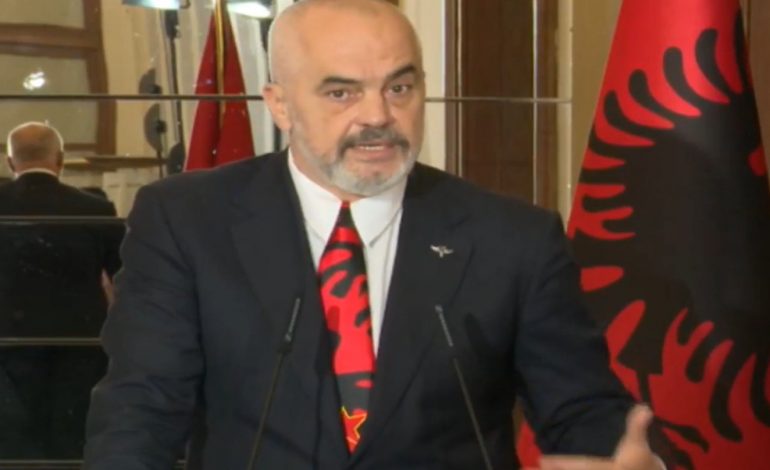 FOTOLAJM/ Në takimin me ministrin GREK, Edi RAMA vendos kravatën me FLAMURIN KOMBËTAR