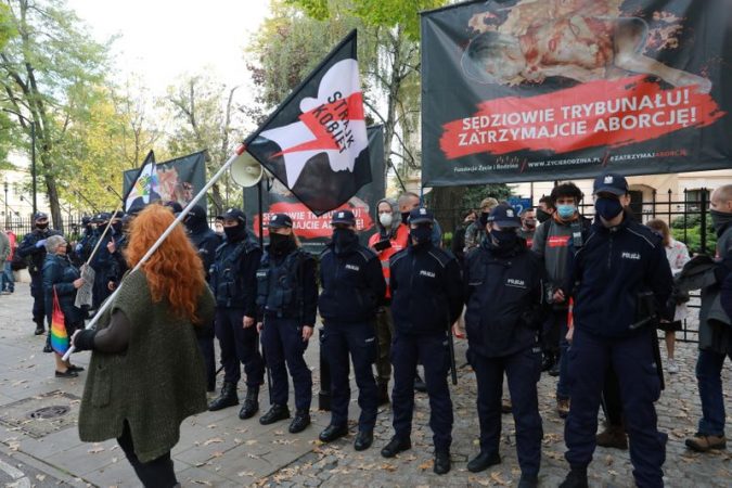 POLONIA NDALON ABORTET/ Gjykata i cilëson antikushtetuese