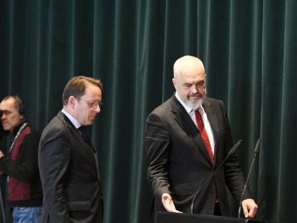 KODI ZGJEDHOR/ Varhelyi: I kënaqur që Rama mirëpret Venecian. Ndryshimet kushtetuese të votohen pas opinionit të saj