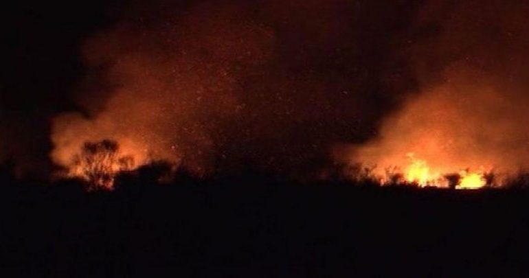 PËRFSHIHET NGA ZJARRI ZONA E KARABURUNIT NË VLORË/ Flakët shumë pranë pikës ushtarake të Pshalimanit. Terreni i thyer vështirëson ndërhyrjen