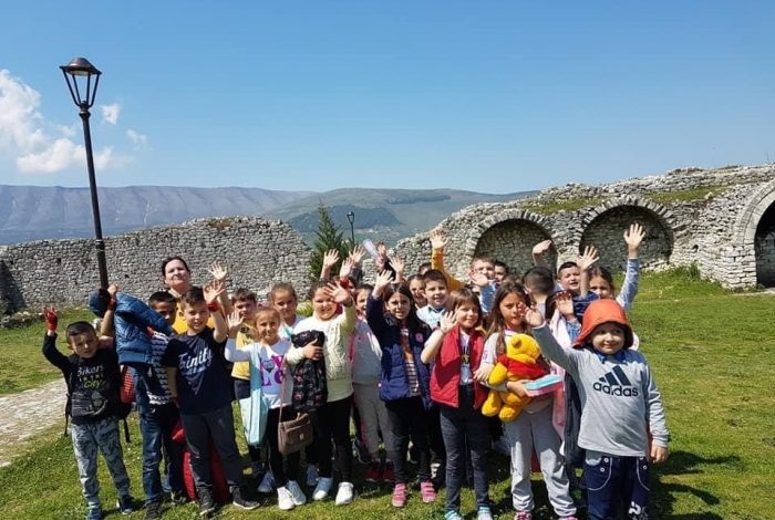E TRISHTË/ Covid-19 i merr jetën mësueses fierake, prekin kolegët: E shtrenjta jonë Leta, edukove 40 breza