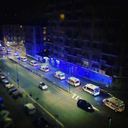 DALIN PAMJET QË PO “BËJNË NAMIN” NË ITALI/ Radha e gjatë e autoambulancave të COVID…