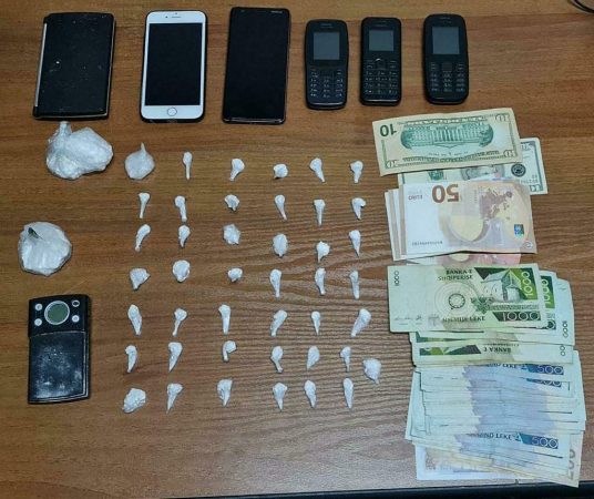 OPERACIONI “STACIONI I FUNDIT”/ Sekuestrohen dhjetëra doza kokainë në Tiranë dhe shuma të ndryshme parash, arrestohet 47-vjeçari