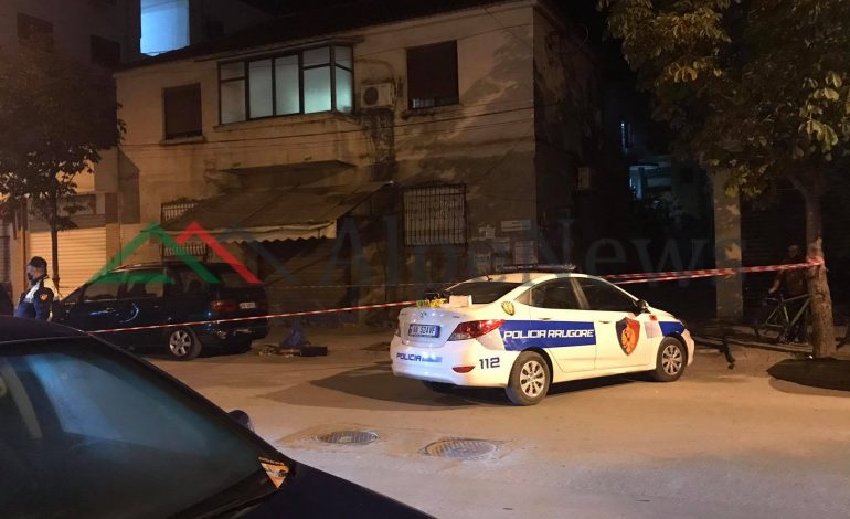 AKSIDENT NË DURRËS/ Automjeti PËRPLAS PËR VDEKJE të moshuarin. Shoferi largohet…(DETAJE)
