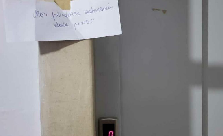 FOTOLAJM/ Ja çfarë shënimi le qytetari tek ashensori pasi rezulton POZITIV