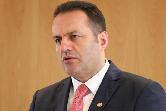 PREJ DITËSH I INFEKTUAR ME COVID-19/ Adriatik Llalla niset me urgjencë drejt Turqisë
