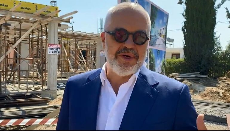 “NGA TARRACA DUKET DETI”/ Rama “mahnitet” nga shkolla e rindërtuar në Durrës (PAMJET)