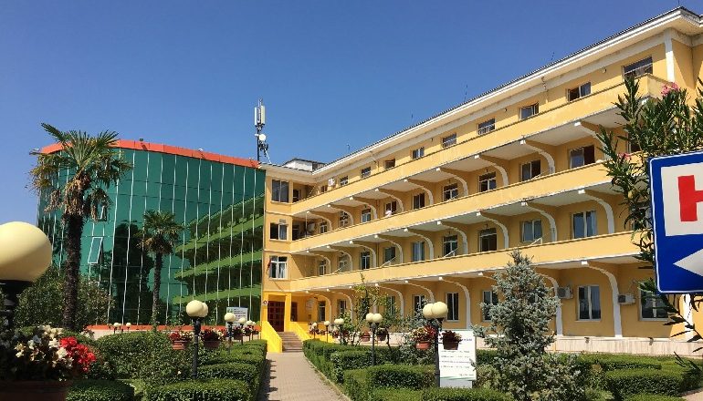 SHOKUESE/ Hidhet nga kati i katërt i spitalit Shefqet Ndroqi, humb jetën 67-vjeçari