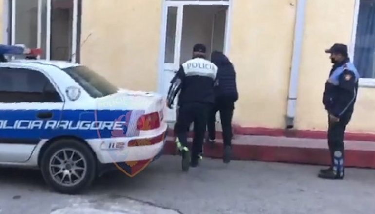 PO TRANSPORTONIN 7 EMIGRANTË TË PALIGJSHËM/ Arrestohen dy persona në Pogradec