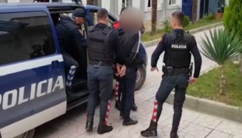 NUK NDALET TRANSPORTI I EMIGRANTËVE TË PALIGJSHËM/ Kapet 33-vjeçari në Elbasan me 12 persona në furgon