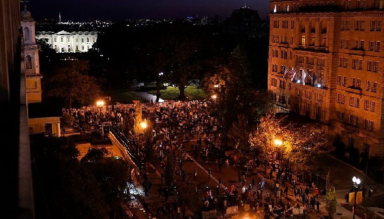 ZGJEDHJET NË SHBA/ Protestuesit përleshen para Shtëpisë së Bardhë (VIDEO)