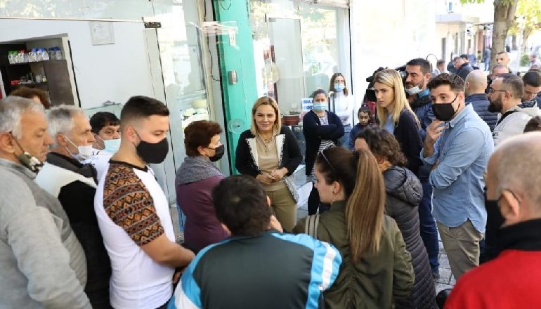 DOLI NË RRUGË PA MASKË/ Gjobitet Monika Kryemadhi. Shoqërohej me…