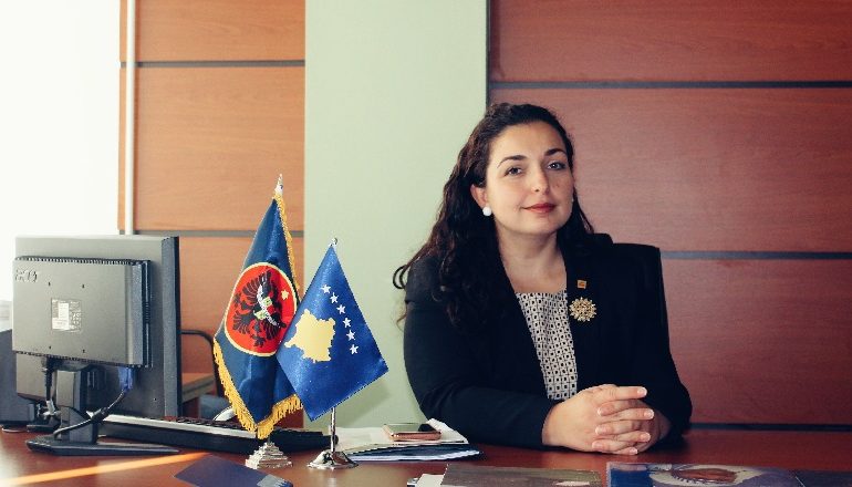 “DY JAVËT E ARDHSHME DO…”/ Vjosa Osmani pozitive me COVID-19