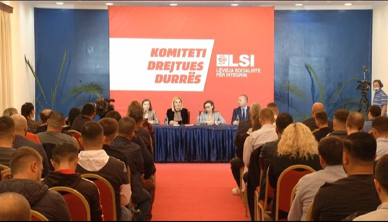 U GJOBIT DY HERË/ Kryemadhi sërish PA MASKË. I binden të gjithë të pranishmit në sallë