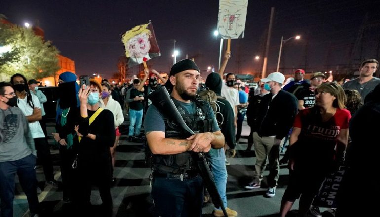 TENSIONOHET SITUATA NË SHBA/ Mijëra mbështetës të Trump me armë para qëndrave të numërimit