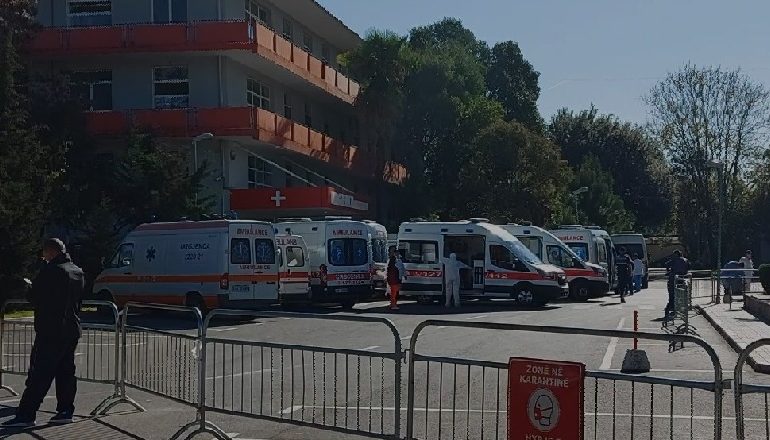 RRITJA E RASTEVE ME COVID-19/ Fluks ambulancash te spitali Infektiv, shtohet sigura në hyrje (VIDEO)