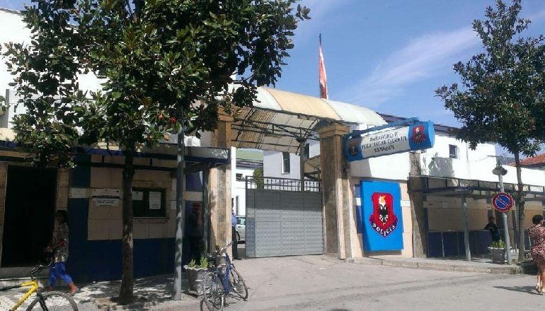 NDODH NË ELBASAN/ Dhunuan dhe kanosën me thikë 23-vjeçarin për t’i marrë vetëm 5 mijë lekë, arrestohen dy të rinjtë