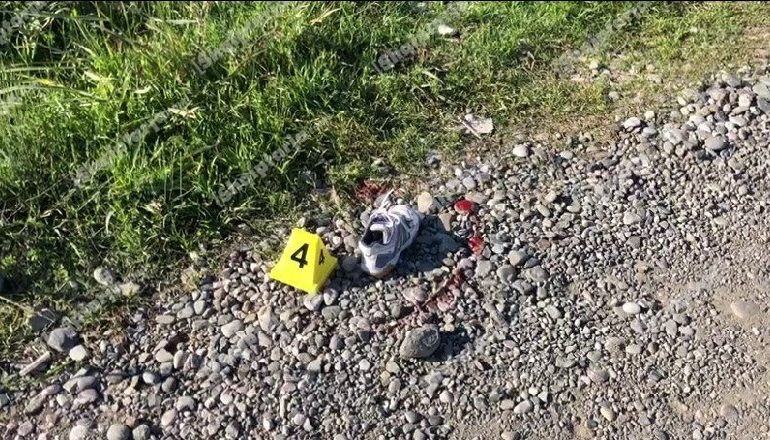 AKSIDENT NË LEZHË/ Makina përplas 10-vjeçarin sapo zbret nga furgoni i shkollës, rëndë në spital. Shoferi largohet nga vendngjarja