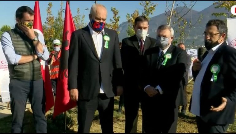 MBJELLJA E 1 MIJË PEMËVE/ Rama krah ambasadorit: Ka hyrë edhe në librin guiness! Erdogan një mik i mirë