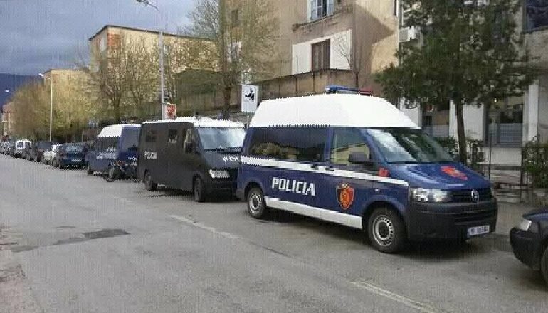 NDODH NË KUKËS/ I ndërpreu rrugën me makinë dhe tentoi ta vriste me thikë, arrestohet 40 vjeçar