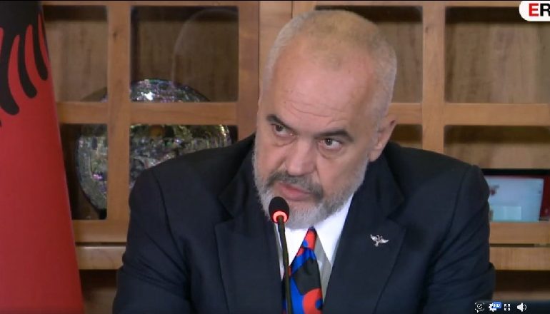 “PO BËJNË KRIM…”/ Rama: Një çetë karagjozësh, njëri thotë ma jep mua se e ndaloj infeksionin, tjetra thotë shkoni në kisha e xhamia se ska COVID