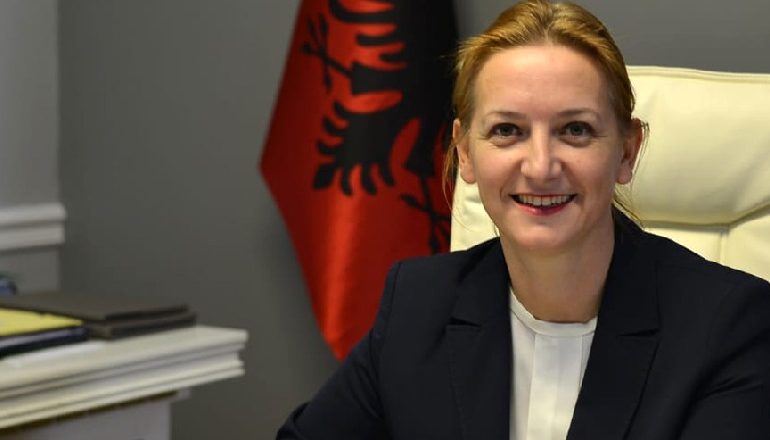 INFEKTOHET ME COVID-19/ Ministrja Denaj karantinohet në shtëpi: Po ndjek udhëzimet e mjekëve…
